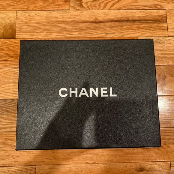 CHANEL PATENT LEATHER PEARL EMBELLISHED HEEL - Picture 5 of 12